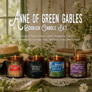 Peut inclure: Quatre bougies allumées dans des bocaux en verre avec des étiquettes indiquant "Anne's Raspberry Cordial", "Christmas at Green Gables", "Whispers of the North Shore" et "Anne's Daydreams in Violet Vale". Le texte "Anne of Green Gables Bookish Candle Set" est au-dessus.
