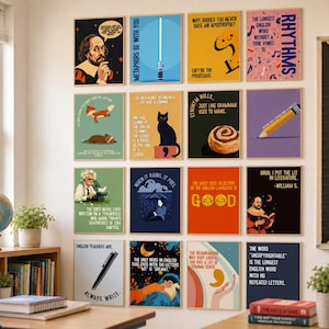 Op de afbeelding: Een verzameling ingelijste kunstdrukken met educatieve en literaire thema's. De prints bevatten illustraties en tekst, waaronder citaten, grammatica lessen en literaire verwijzingen. Het kleurenpalet omvat blauw, geel en rood. De prints worden op een witte muur weergegeven.