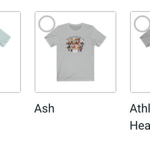 Pu&ograve; includere: Una collezione di cinque magliette in vari colori: Heather Dusty Blue, Heather Ice Blue, Ash, Athletic Heather e Heather Raspberry. Ogni maglietta presenta un design grafico di un gruppo di persone. Le magliette sono esposte su sfondo bianco.