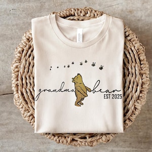 Grandma Bear Pooh Shirt | Cute Classic Winnie the Pooh New Grandmother Tshirt | Baby Reveal for Grammy Gift | Baby Announcement Nanna