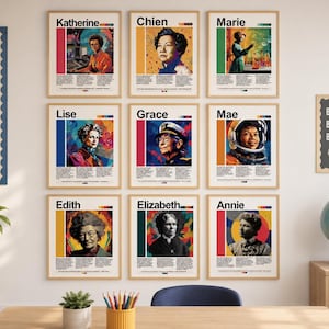 Op de afbeelding: Negen ingelijste kunstdrukken met portretten van bekende vrouwen, elk met een kleurrijke achtergrond en de naam van het onderwerp bovenaan. De prints worden op een witte muur weergegeven, waardoor een galerie-effect ontstaat. Een wereldkaart en een wereldbol zijn ook zichtbaar.