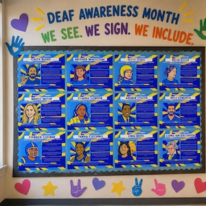Może przedstawiać: Tablica ogłoszeń w szkole z napisem "DEAF AWARENESS MONTH WE SEE. WE SIGN. WE INCLUDE." zawiera portrety znanych osób. Tablica jest ozdobiona kolorowymi sercami, gwiazdami i wycięciami w kształcie dłoni. Portrety są na niebieskim tle.