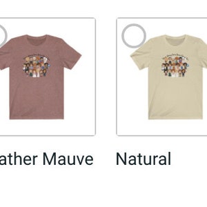 Pu&ograve; includere: Una collezione di sei magliette in vari colori: bianco, rosa chiaro, malva melange, naturale, pesca melange e menta. Ogni maglietta presenta un design grafico rotondo sul davanti. I colori delle magliette sono etichettati sotto.