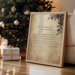 Könnte beinhalten: Ein Druck im Vintage-Stil mit einem Zitat aus "A Christmas Carol" von Charles Dickens. Das Zitat lautet: "Ich werde Weihnachten in meinem Herzen ehren und versuchen, es das ganze Jahr über zu bewahren. Ich werde in der Vergangenheit, der Gegenwart und der Zukunft leben. Die Geister aller Drei werden in mir kämpfen. Ich werde die Lektionen, die sie lehren, nicht ausschließen." -Ebenezer Scrooge