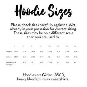Puede incluir: Un gr&aacute;fico blanco con las palabras "Hoodie Sizes" en negro, con una fuente manuscrita. Debajo, una tabla de tallas enumera las medidas en pulgadas de largo, ancho y largo de manga para varias tallas de sudaderas unisex Gildan 18500.