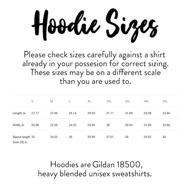 Puede incluir: Un gr&aacute;fico blanco con las palabras "Hoodie Sizes" en negro, con una fuente manuscrita. Debajo, una tabla de tallas enumera las medidas en pulgadas de largo, ancho y largo de manga para varias tallas de sudaderas unisex Gildan 18500.