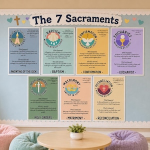 Könnte beinhalten: Eine große hellblaue Pinnwand mit der Überschrift The 7 Sacraments, die sieben rechteckige Poster zeigt. Jedes Poster stellt ein Sakrament mit einem kreisförmigen Symbol, beschreibendem Text und einer einzigartigen Pastellhintergrundfarbe dar, darunter Blau, Grün, Gelb, Lila und Pfirsich.