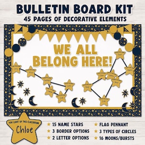 Peut inclure: Un kit de tableau d'affichage comprenant 45 pages d'éléments décoratifs sur le thème céleste bleu marine et or. L'ensemble inclut le texte WE ALL BELONG HERE, des étoiles dorées avec des prénoms, des lunes et une bannière de fanions.
