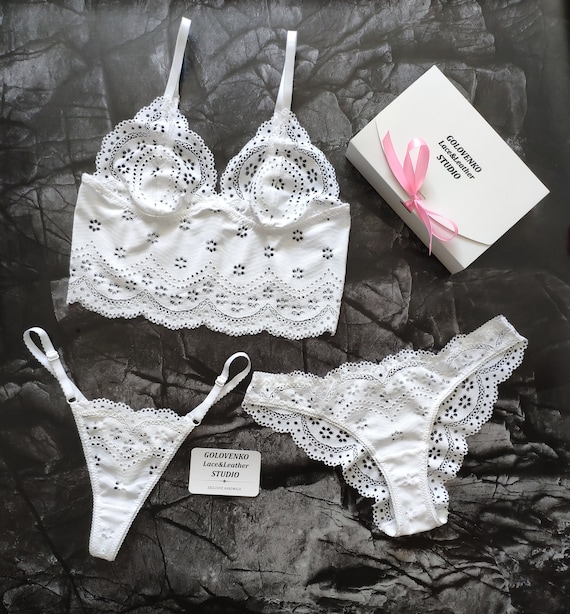 Women's Lace Dominatrix Style Bra and Panty Set with Choker Collar - White