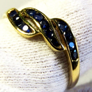 18 kt gouden ring met 13 natuurlijke saffieren