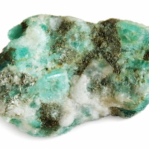 Peut inclure: Un spécimen minéral brut et non poli présentant un mélange vibrant de structures cristallines bleu sarcelle et turquoise, entremêlées de zones de quartz blanc opaque et d'inclusions métalliques couleur bronze sur une surface irrégulière.