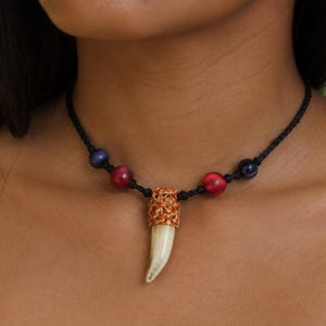Anhänger aus einem Amazonas-Krokodilzahn – 925er Sterlingsilber – Exotischer Stammes-Schmuck