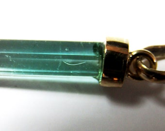 18 cts gold pendant with rough hexagonal emerald crystal