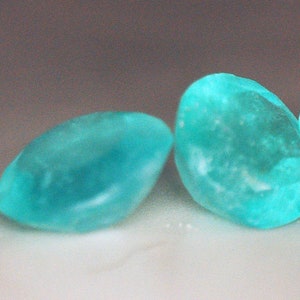 Emerald of 5 to 5.5 mm green with a slight blue tone