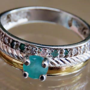 Beautiful 925 silver ring with 18Kt gold 5 natural emeralds and zircons