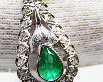 18 cts white gold pendant with emeralds and diamonds