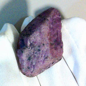 Rubis hexagonal brut image 6