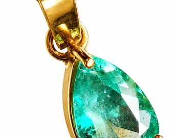 18 ct gold pendant with natural Colombian emerald