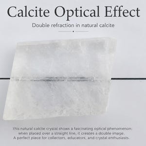 Może przedstawiać: Przezroczysty, romboidalny kryształ naturalnego kalcytu wykazujący podw&oacute;jne załamanie światła. Na tle wydrukowano tekst Calcite Optical Effect, Double refraction in natural calcite oraz opisowy akapit dotyczący tego zjawiska optycznego.
