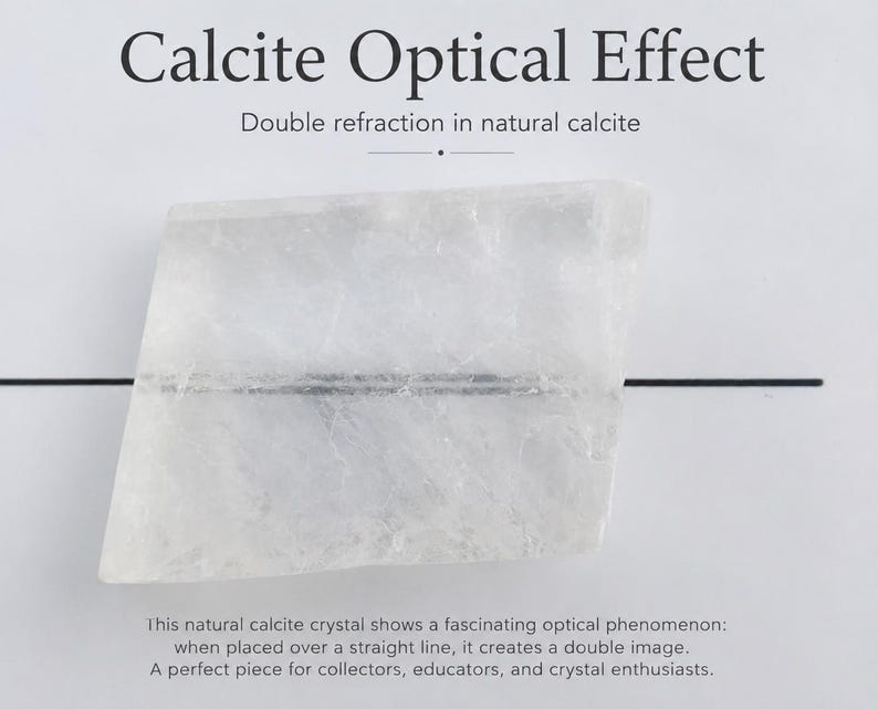 Może przedstawiać: Przezroczysty, romboidalny kryształ naturalnego kalcytu wykazujący podw&oacute;jne załamanie światła. Na tle wydrukowano tekst Calcite Optical Effect, Double refraction in natural calcite oraz opisowy akapit dotyczący tego zjawiska optycznego.