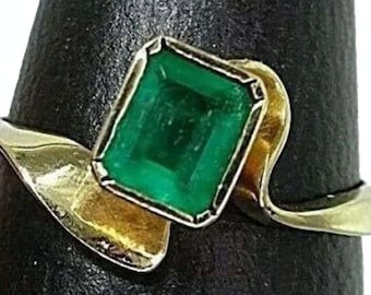 18 kt gold ring with high quality Colombian emerald