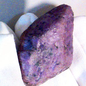 Rubis hexagonal brut image 5