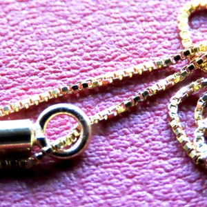 18 ct gold pendant with natural diamond