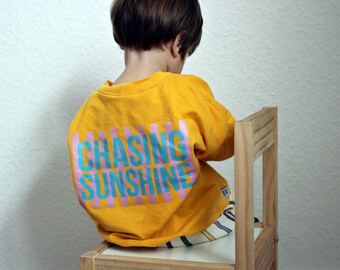 Sudadera extragrande "CHASING SUNSHINE" | Tallas 62/68 - 122/128 | Suéter de verano | en amarillo mantequilla | Estampado en la espalda | Jersey para niños/bebés