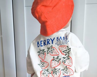 Camiseta infantil extragrande "Berry Babe Club" | color crema | Camiseta de verano para bebés y niños | Tallas de la 62 a la 128 | Camiseta estampada en la espalda