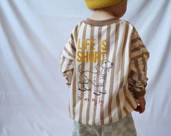 Suéter de rayas extragrande | Dachshund | "LA VIDA ES CORTA" | Tallas 62/68 - 122/128 | Suéter de verano | Rayas color camel y crema | Estampado en la espalda |