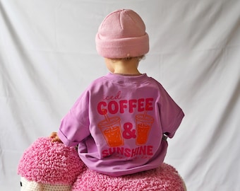 Camiseta infantil extragrande "Café helado y sol" | en lila oscuro | Camiseta de verano para bebés y niños | Tallas de la 62 a la 128 | Camiseta con estampado en la espalda