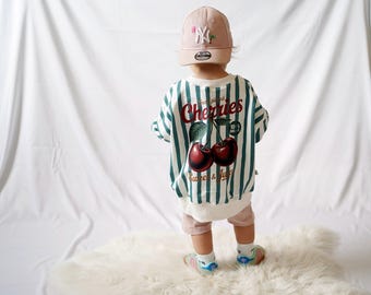 Jersey extragrande "Cerezas recién cosechadas" | Tallas 62/68 - 122/128 | Jersey de verano | Rayas verdes y crema | Estampado en la espalda | Jersey infantil