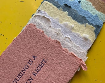 La vivienda es un derecho humano: Impresión tipográfica pequeña / Papel hecho a mano, Impreso a mano