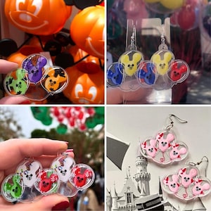 Pu&ograve; includere: Un set di quattro paia di orecchini pendenti con teste di Topolino in diversi colori. Ogni paio ha tre teste di Topolino in un grappolo, con ogni testa all'interno di una forma di palloncino trasparente. I palloncini sono collegati da una linea sottile. Gli orecchini sono realizzati in acrilico trasparente e hanno ganci argentati.