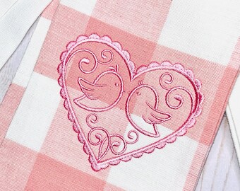 Valentinstag Kranz Schärpe | Klassische bestickte Kranzschärpe | Personalisiert | Monogrammiert | Baumwolle | Einweihungsfeier | Valentin Rosa Weiß