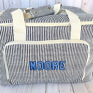 Cooler Marine-blaue Streifen-Tasche mit Monogramm | Große Baumwolle Packbare Seersucker Cooler Soft | Personalisierter Muttertag 2023