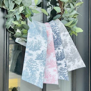 Blue Toile Wreath Sash | Classic Embroidered Personalized | Monogrammed | Housewarming | Wedding Bridal Baby Shower | Vintage Vine Monogram bild 3