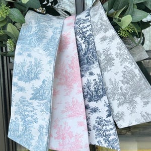 Blue Toile Wreath Sash | Classic Embroidered Personalized | Monogrammed | Housewarming | Wedding Bridal Baby Shower | Vintage Vine Monogram bild 2