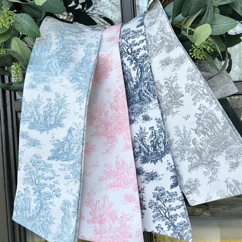 Blue Toile Wreath Sash | Classic Embroidered Personalized | Monogrammed | Housewarming | Wedding Bridal Baby Shower | Vintage Vine Monogram bild 2