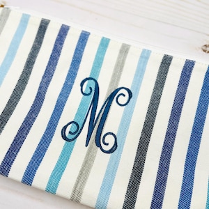 Bolsa de playa con monograma de rayas azules / Cartera de mano impermeable con cremallera / Neceser bordado personalizado para artículos húmedos, bolsa de viaje para piscina, novia, azul marino degradado