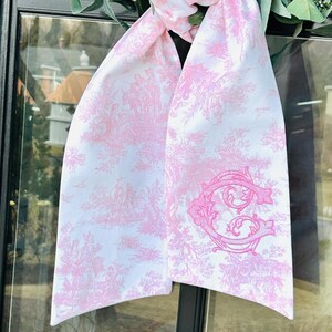 Blue Toile Wreath Sash | Classic Embroidered Personalized | Monogrammed | Housewarming | Wedding Bridal Baby Shower | Vintage Vine Monogram bild 6