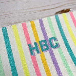 Bolsa de playa con monograma de rayas de arcoíris pastel / Cartera de mano impermeable con cremallera / Neceser bordado personalizado para artículos húmedos, para viajes, piscina, novia