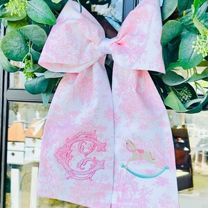 Blue Toile Wreath Sash | Classic Embroidered Personalized | Monogrammed | Housewarming | Wedding Bridal Baby Shower | Vintage Vine Monogram bild 5