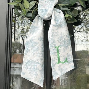 Blue Toile Wreath Sash | Classic Embroidered Personalized | Monogrammed | Housewarming | Wedding Bridal Baby Shower | Vintage Vine Monogram bild 1