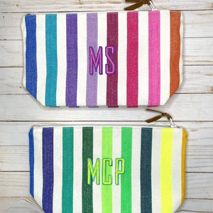 Bolsa de playa con monograma de rayas de arcoíris gruesas / Cartera de mano con cremallera impermeable / Neceser bordado personalizado para artículos húmedos, viajes, piscina, cumpleaños