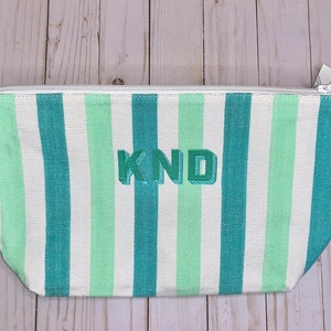 Bolsa de playa con monograma de rayas verde azulado / Cartera de mano impermeable con cremallera / Regalo personalizado de protector solar para piscina bordado, artículo de tocador turquesa agua