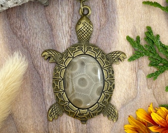 Collar con colgante de tortuga de piedra de Petoskey - Tesoros de piedra junto al lago