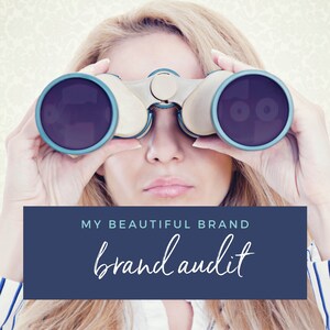 Puede incluir: Una mujer mira a través de unos binoculares con un marco azul y dorado. El texto "MY BEAUTIFUL BRAND brand audit" está sobre un fondo azul oscuro.