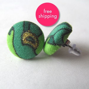 Boucles d'oreilles boutons en tissu de chaussure de lutin irlandais de la Saint-Patrick en titane / dos pochette + carte-cadeau et sac en organza - livraison gratuite !