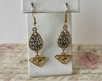 Golden Chic Gold Dangle Earring Gift for Women, Wedding Earrings, Evening Out One-of-a-Kind Style